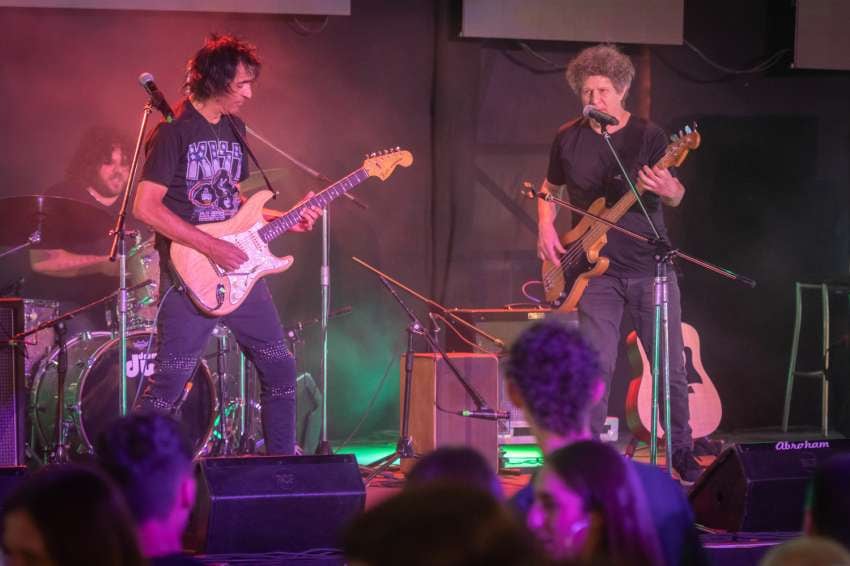 
Con música de fondo. Felipe Staiti, guitarrista de Los Enanitos Verdes, tocó junto a sus amigos. | Ignacio Blanco / Los Andes
   