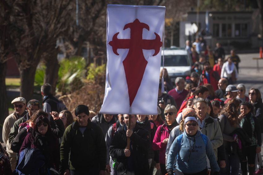 
Perenigraje. Un centenar de fieles partió desde Luján con el estandarte del santo y caminó 21 kilómetros para llegar al centro de Ciudad. | Ignacio Blanco / Los Andes
   