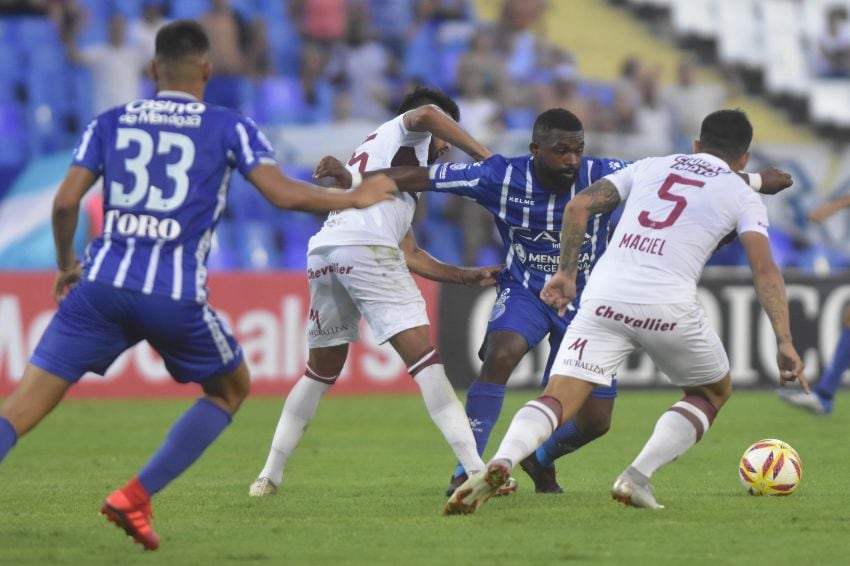 
El Morro García en una muestra de lo que fue el partido para Godoy Cruz. Trabado, duro y sin espacios para el local. | Diego Parés / Los Andes
   