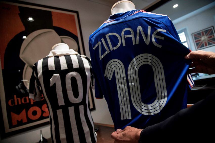 
    Camiseta del equipo nacional de fútbol francés que usó Zinedine Zidane durante el partido amistoso entre Francia y México el 27 de mayo de 2006, junto a la de la Juventus usada por el jugador francés Michel Platini. (Foto de MARCO BERTORELLO / AFP)
   