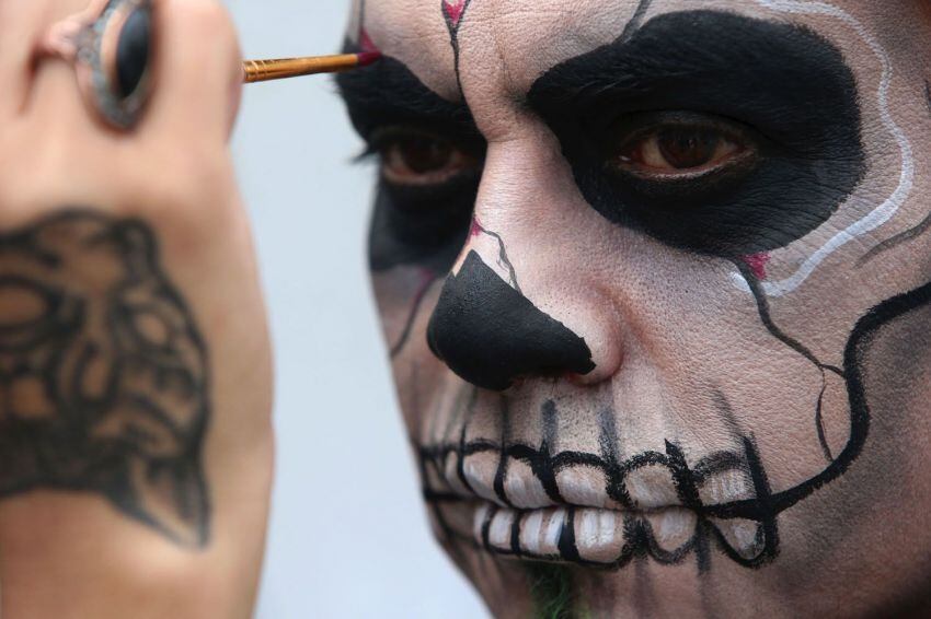 
Foto: AP | Un fan se pinta la cara antes del desfile.
   