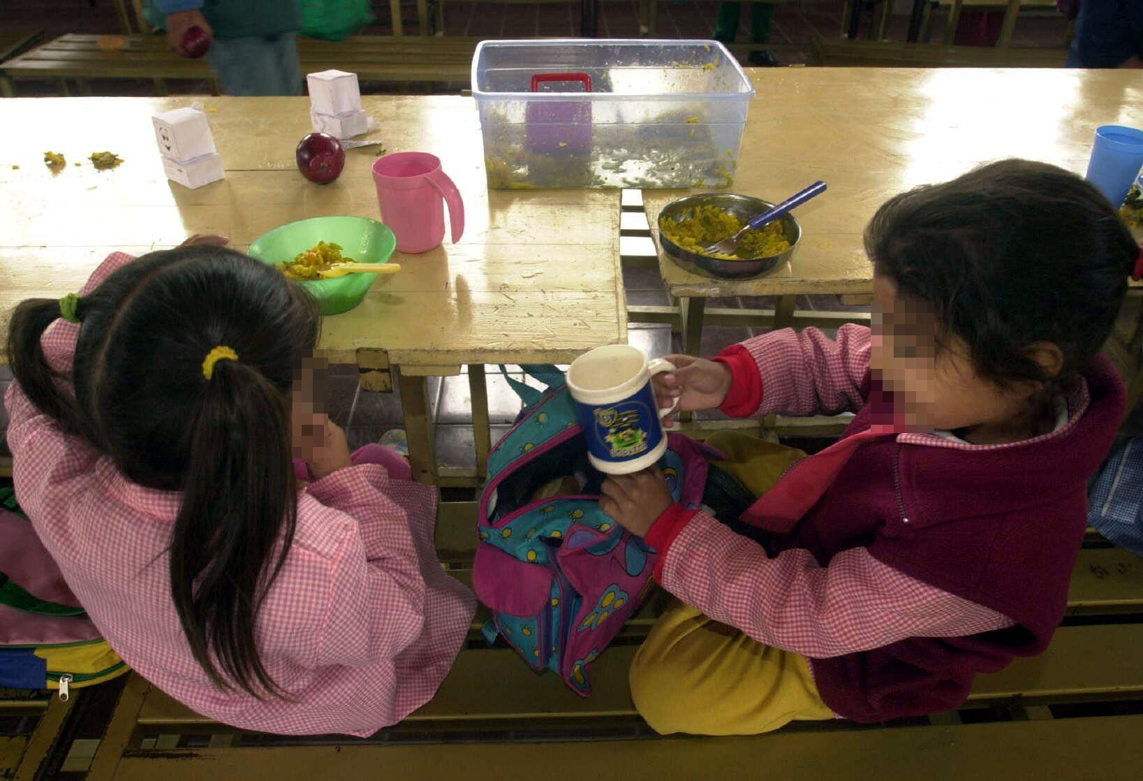 Las escuelas de sectores vulnerables ven que cada vez son más los chicos que llegan sin comer, sin merienda, sin útiles. Llegan a la escuela y piden la merienda que allí les dan porque en su casa no comieron.