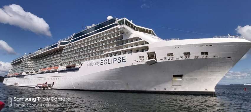 
    Primer día, el barco llega al puerto de San Antonio pero nadie puede bajar.
   