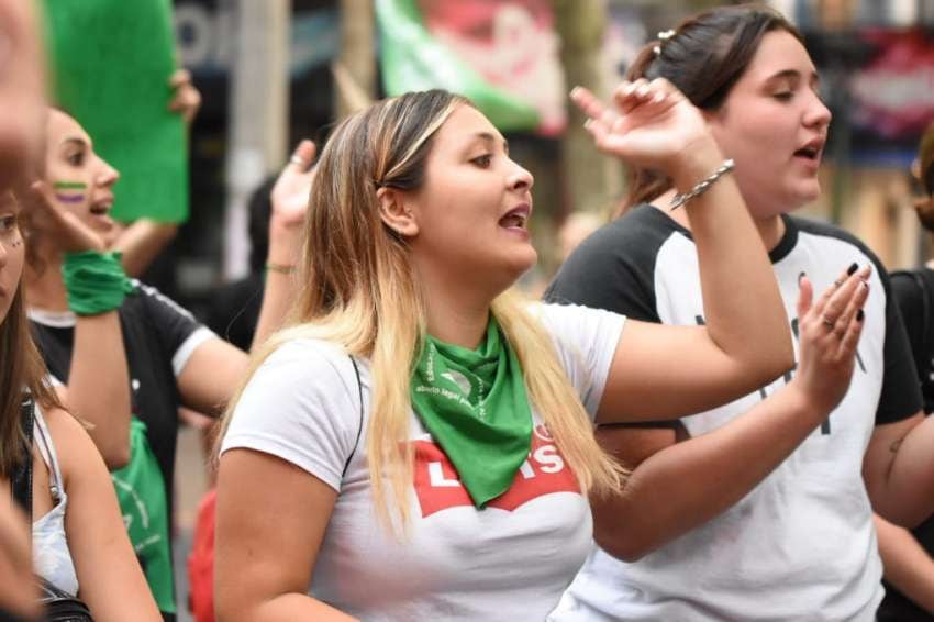 
Los cánticos no faltaron en la marcha. | Mariana Villa / Los Andes
   