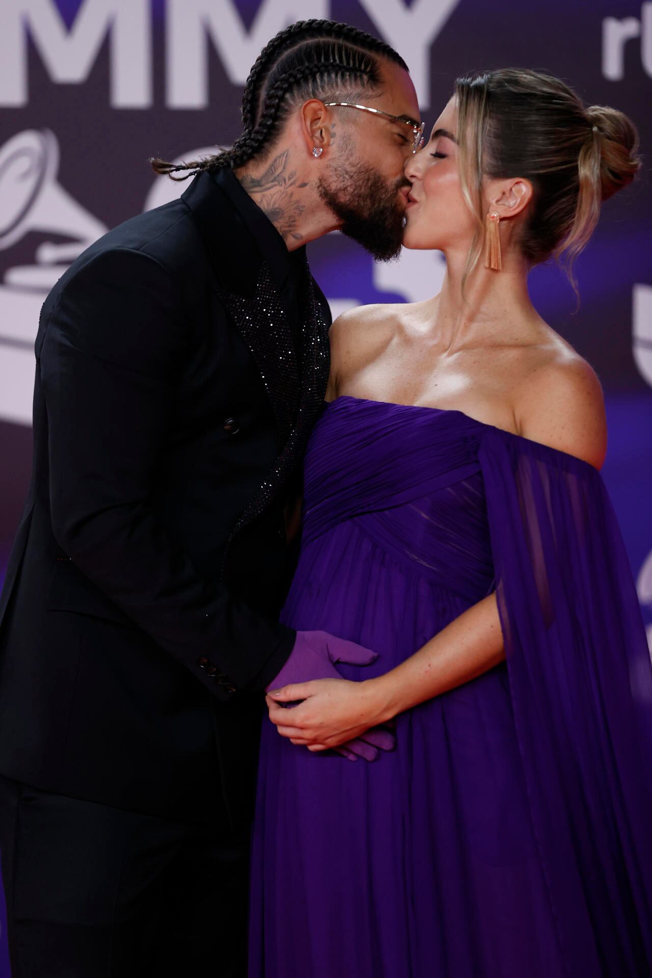 SEVILLA. 16/11/2023.- Maluma y su pareja, Susana Gómez, posan para los fotógrafos en la alfombra roja de la gala anual de los Latin Grammy, este jueves en Sevilla. EFE/Jorge Zapata
