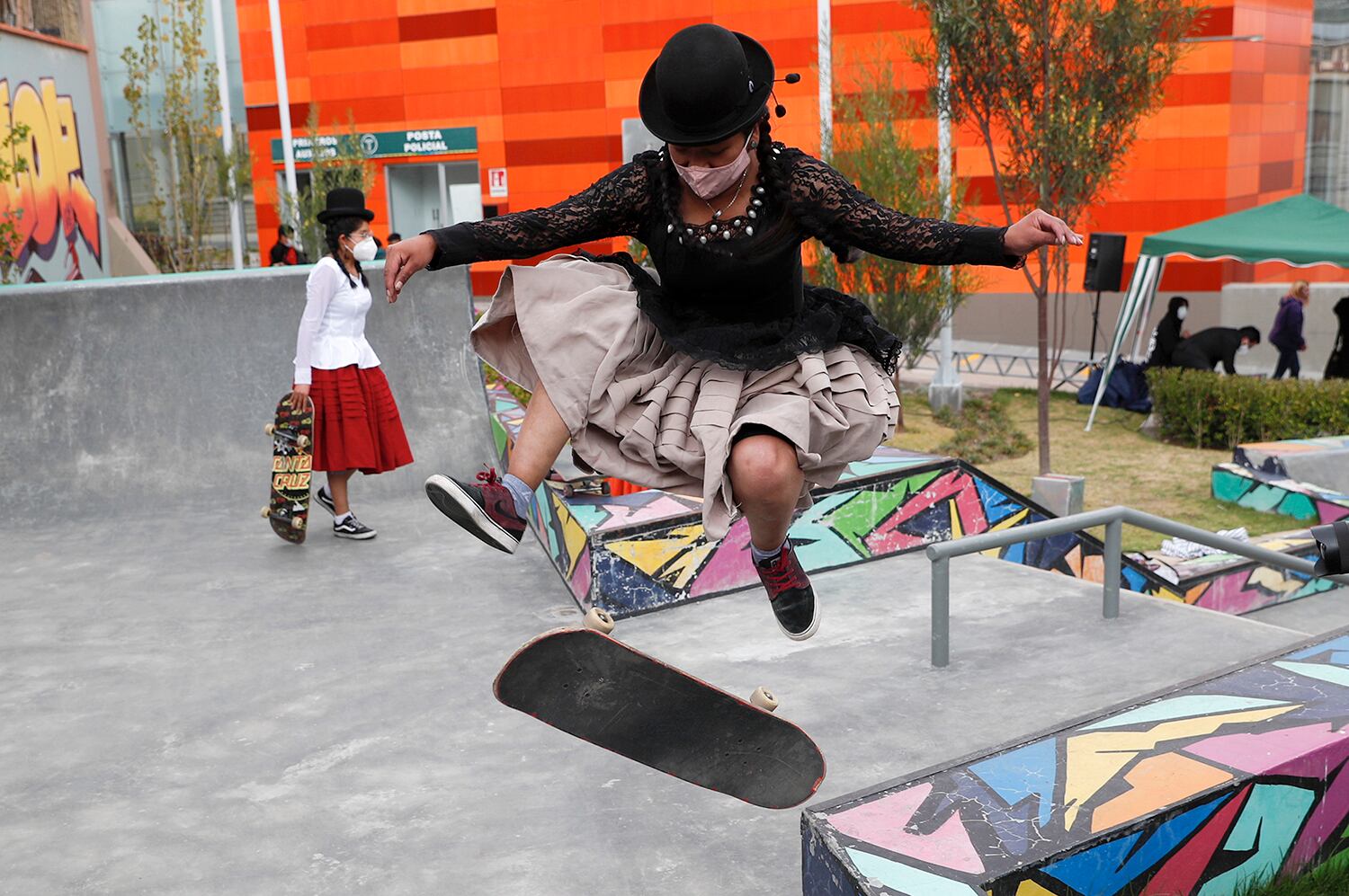 Aide Choque con una máscara en medio de la pandemia de COVID-19, salta con su patineta durante un show de talentos juveniles en La Paz, Bolivia.