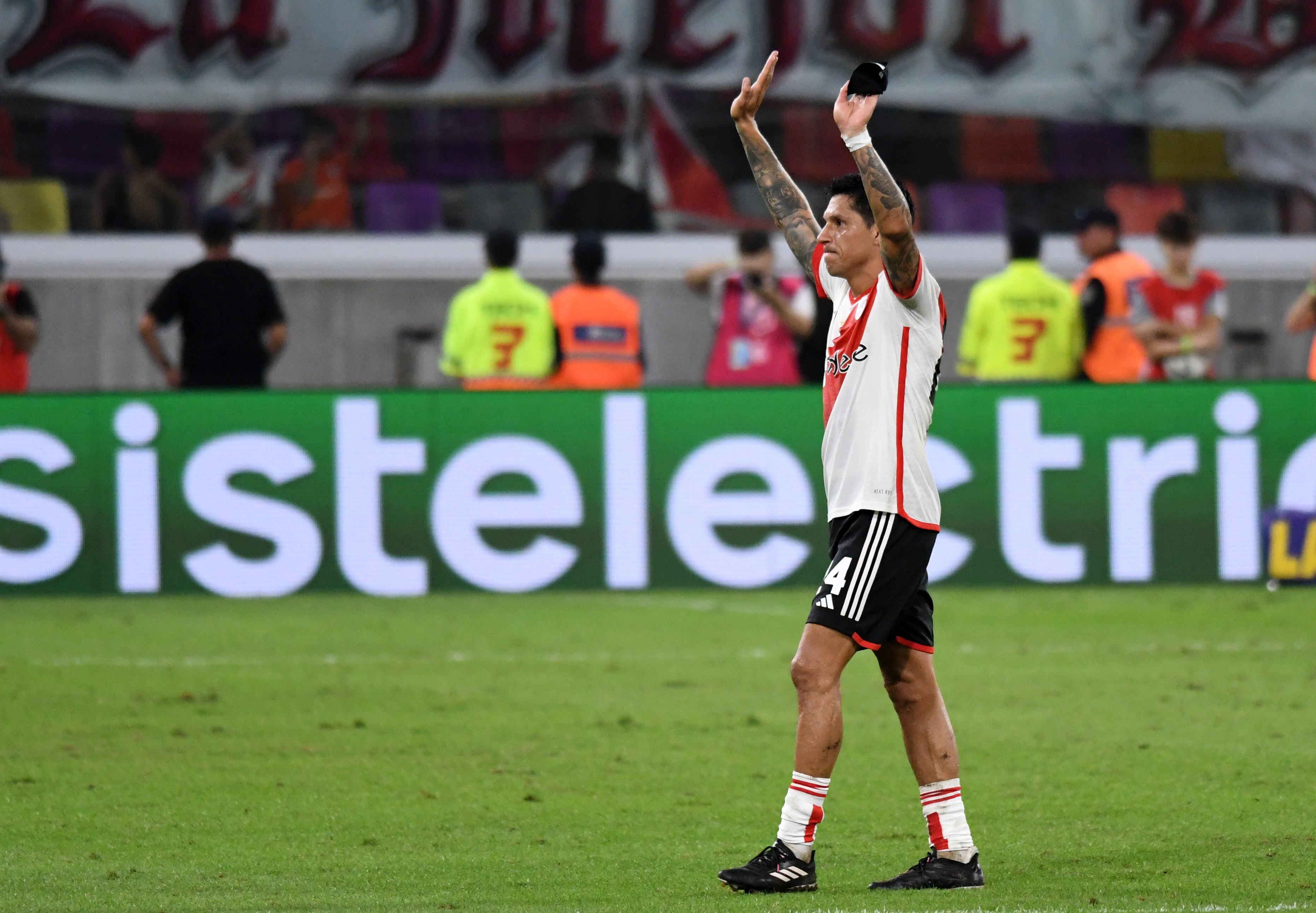 La emotiva despedida de Enzo Pérez de River. (Fotobaires).