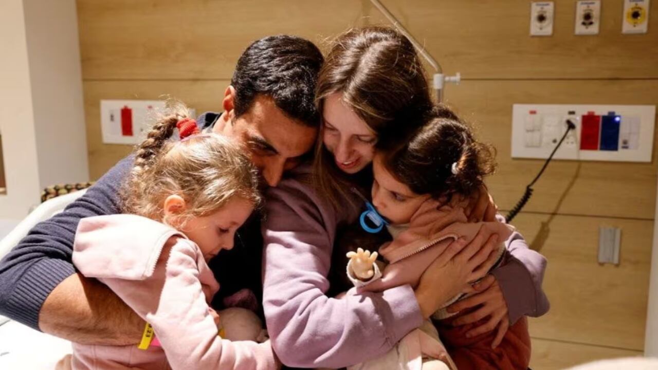 Yoni abraza a su mujer Doron y a las niñas, Aviv de 2 años y Raz, de 4; las tres fueron secuestradas por Hamás y ahora liberadas en el marco de la tregua. Foto: El País