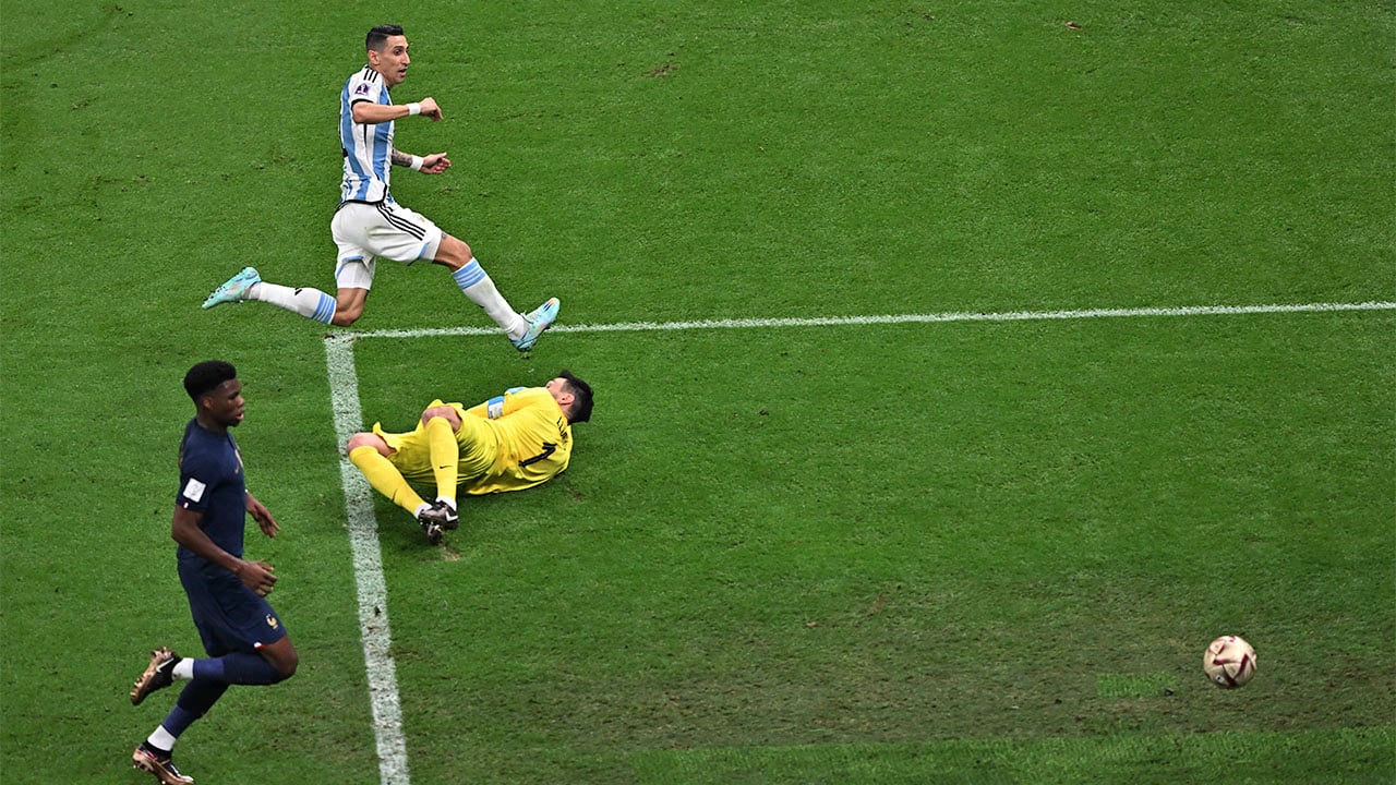 Lusail (Qatar), 18/12/2022.- Angel Di Maria of Argentina scores the 2-0 goal against goalkeeper Hugo Lloris of France (on the ground) during the FIFA World Cup 2022 Final between Argentina and France at Lusail stadium, Lusail, Qatar, 18 December 2022. (Mundial de Fútbol, Francia, Estados Unidos, Catar) EFE/EPA/Noushad Thekkayil
