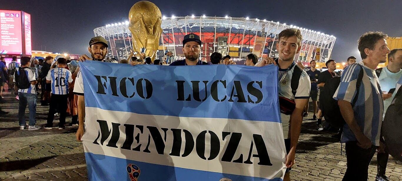 Charly, Lucas y Fede en el estadio 974 durante la previa de Argentina vs. Polonia