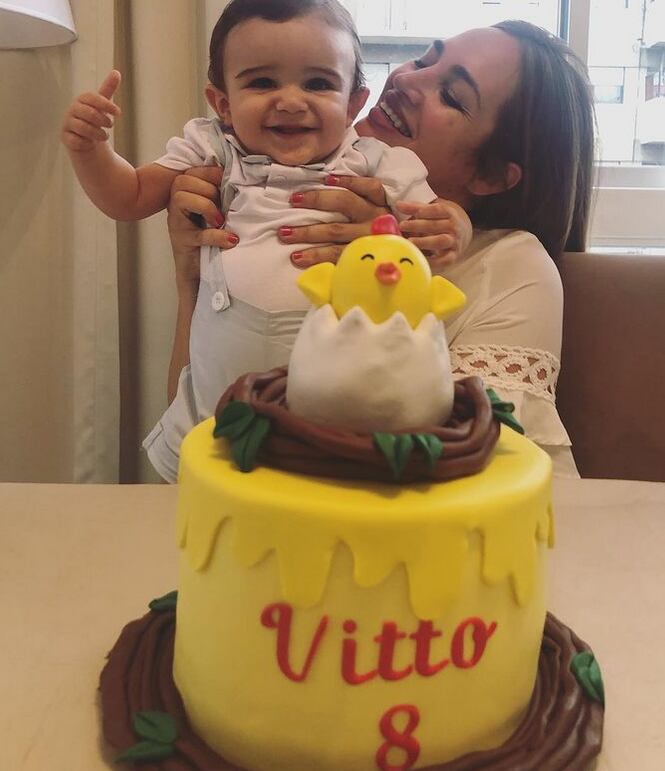 Vitto y su torta de los ocho meses.