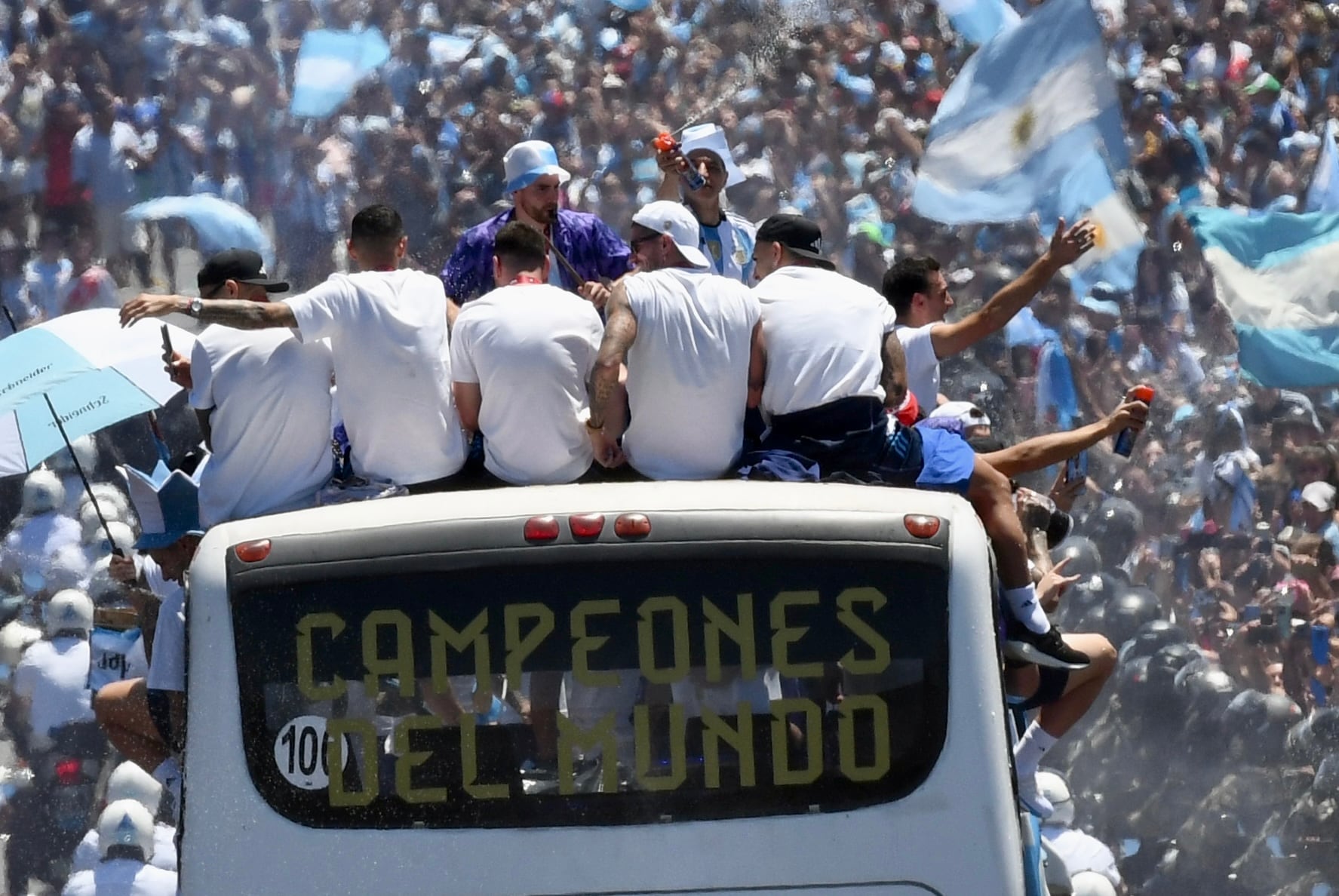 Los campeones del mundo, con la gente. / Twitter