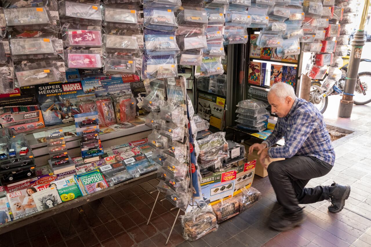 Ricardo Mario Villaruel dueño del puesto de diarios y revistas Villaruel en la calle Rivadavia, vende autitos de colección y también es coleccionista de autitos, cascos y aviones.Hace 50 años que tiene el puesto y 63 que vende diarios. 
 
Foto: Ignacio Blanco / Los Andes