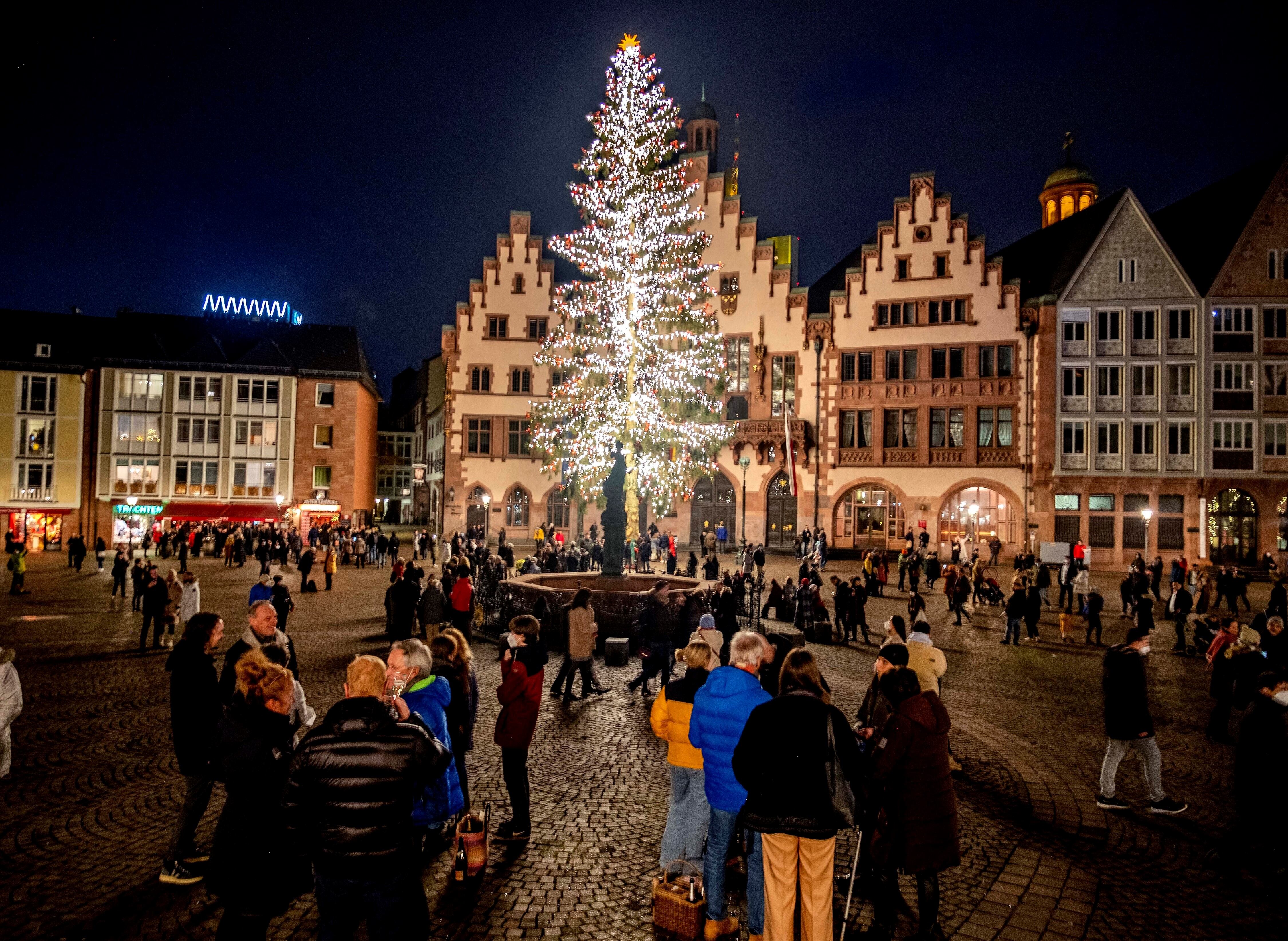 La gente se reúne en la plaza Roemerberg con un árbol de Navidad, en Frankfurt, Alemania.