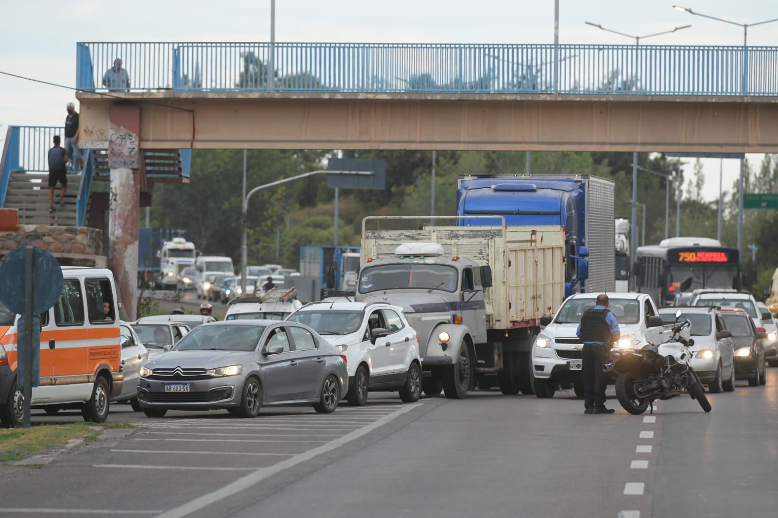 Cortes y piquetes del Polo Obrero en Mendoza en protesta por las bajas en el programa Potenciar Trabajo. Foto: Ignacio Blanco / Los Andes