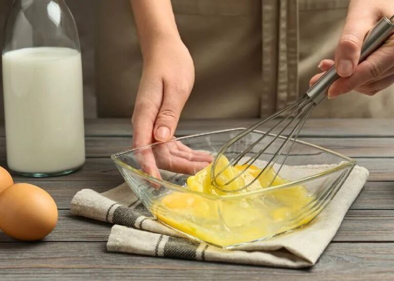 Así se preparan unas exquisitas torrejas dulces con el pan viejo.