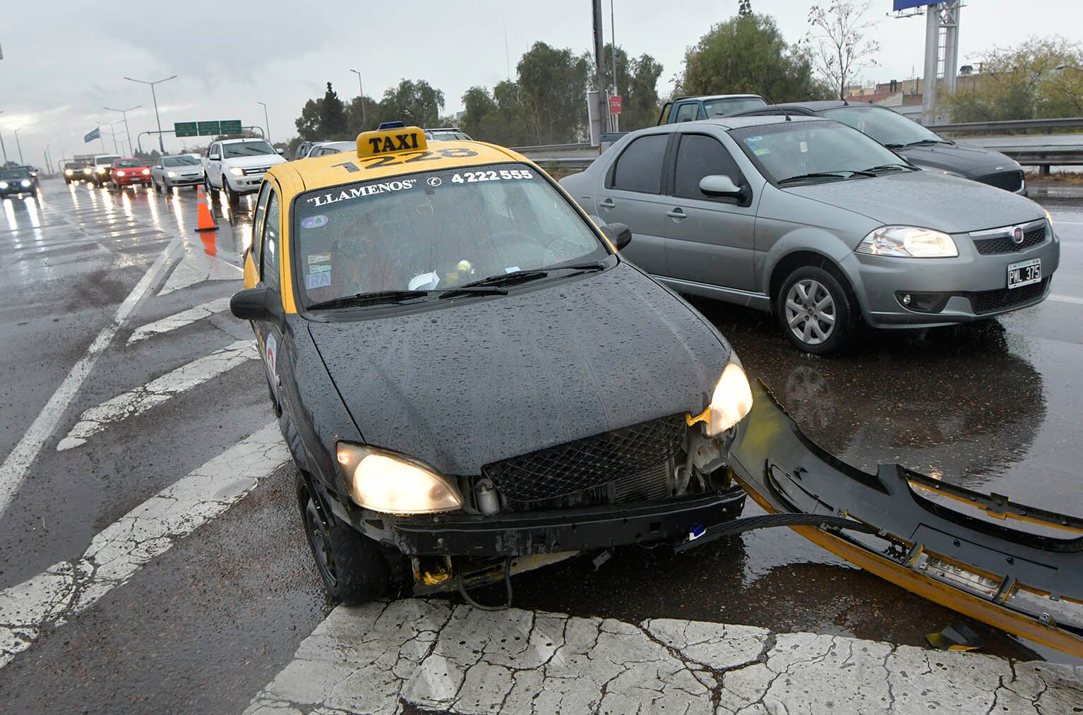 Choque en Acceso Este y Alberdi de Guaymallén. Debido al pavimento mojado se registraron varios accidentes. / Foto: Orlando Pelichotti.