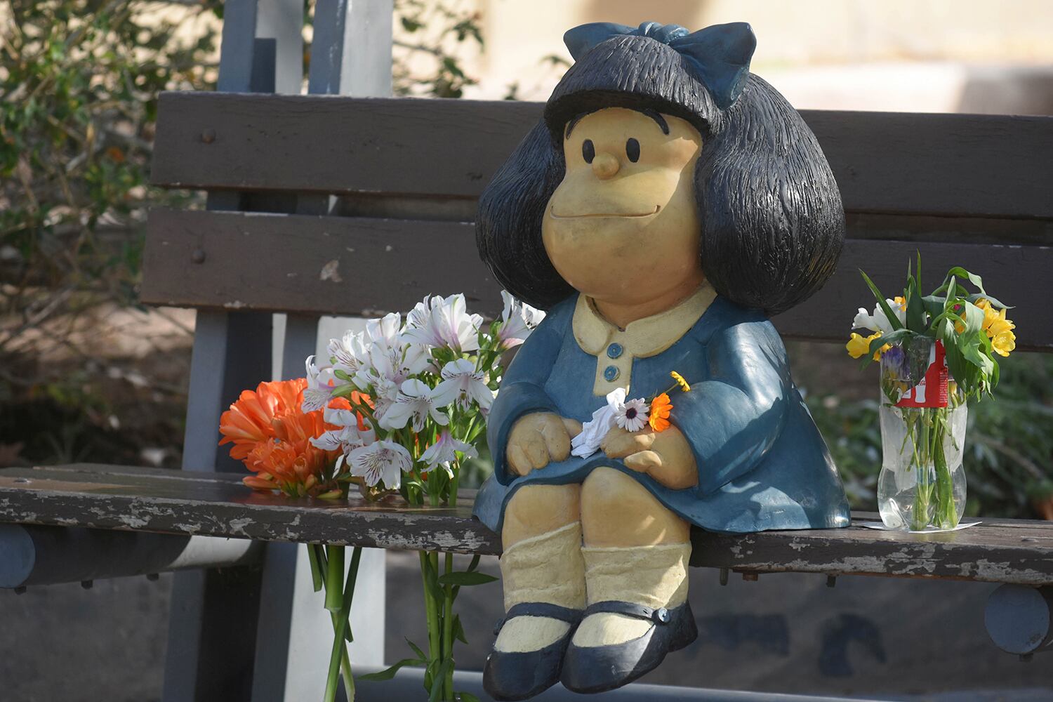 Varias personas se acercaron a la escultura del personaje que se encuentra en calle Arístides para despedir al artista.