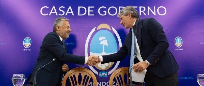 El gobernador Alfredo Cornejo le tiende la mano a Juan Alberto Pazo, secretario de Industria y Desarrollo Productivo de la Nación, previo al inicio de la conferencia de prensa en Casa de Gobierno.