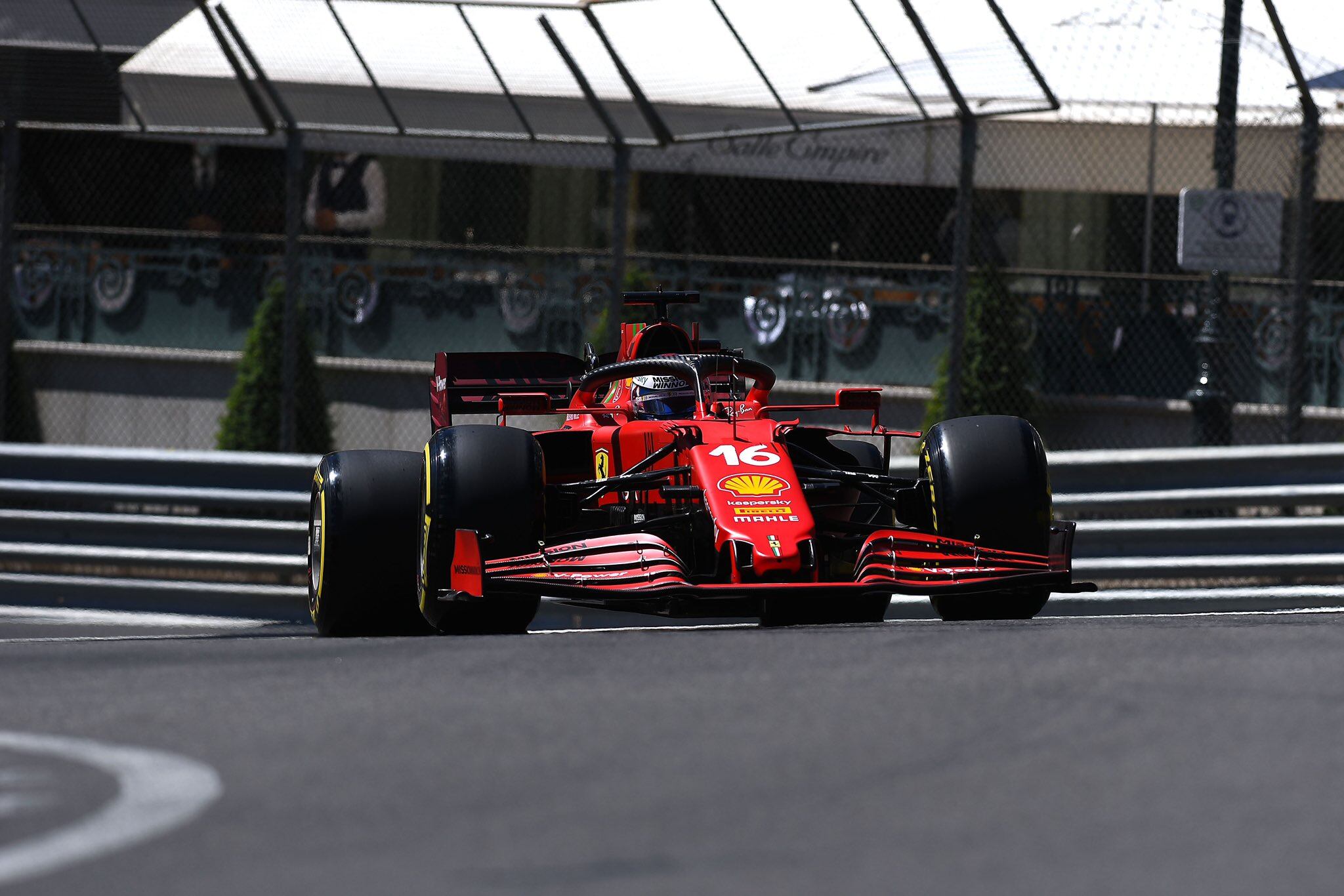 Charles Leclerc fue el más rápido en el segundo ensayo de la Fórmula 1 en Mónaco. Lo escoltaron su compañero Carlos Sainz Jr. y Lewis Hamilton.