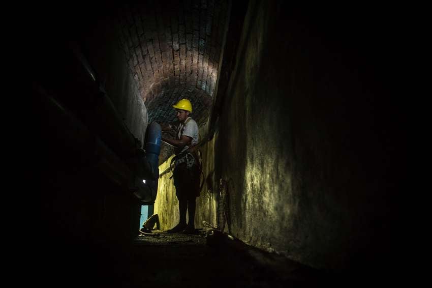 
Reparación. La parte hidráulica estaba dañada por el sarro que arrastra el agua. | Orlando Pelichotti / Los Andes
   