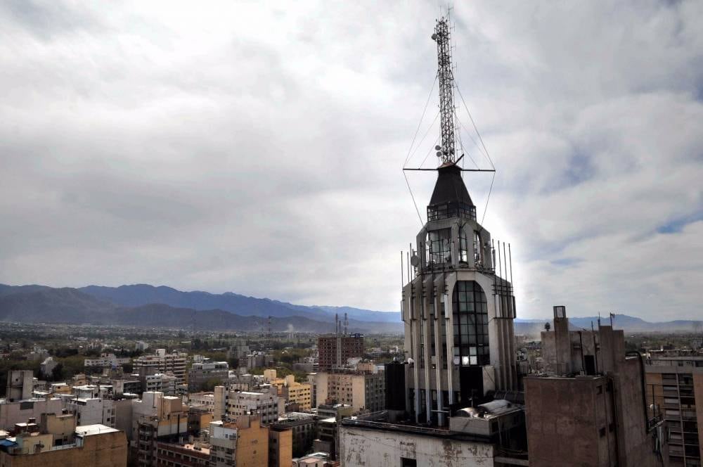 El Edificio Gómez es famoso por su antena, ya que allí funcionó varios años Canal 7. En Mendoza ya son 43 los monumentos nacionales