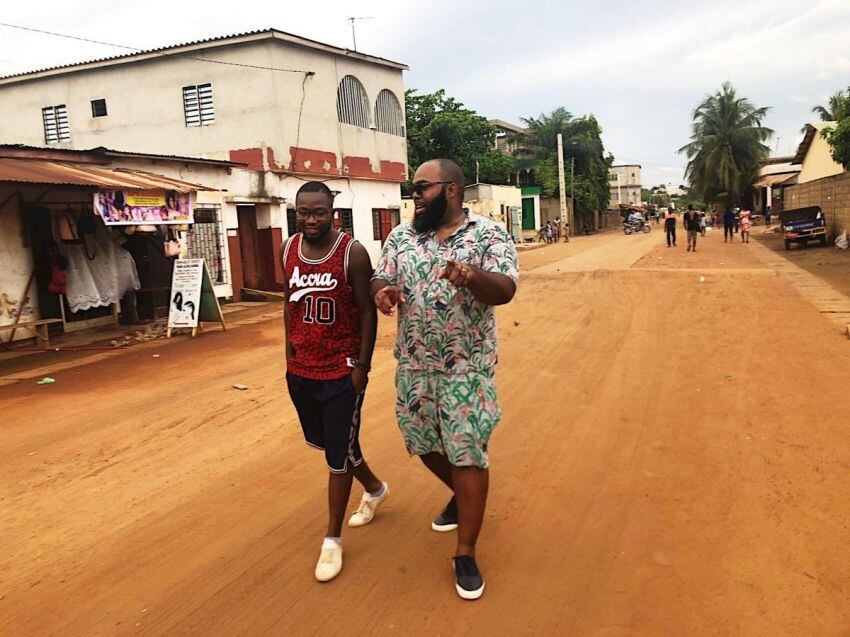 
De paseo. Dos turistas caminan por un calle africana | Los Andes
   