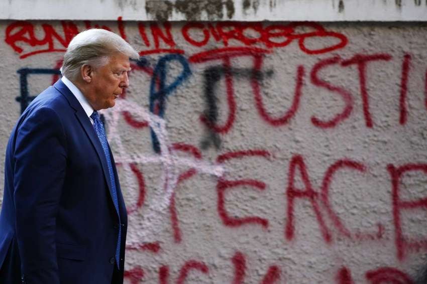 
AP | El presidente Donald Trump camina desde la Casa Blanca a través del Parque Lafayette para visitar la Iglesia de San Juan.
   