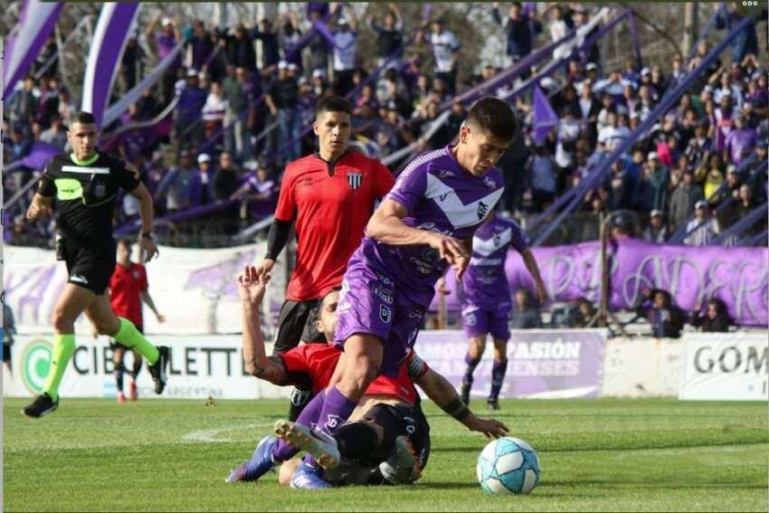 
    Momento exacto en el que el Pela Aguirre le cometé penal al adversario. / Gentileza: Prensa Villa Dálmine.
   