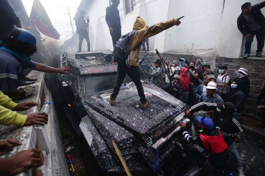 
Foto: AP | Manifestantes antigubernamentales se apoderan de un vehículo blindado durante una huelga nacional.
   