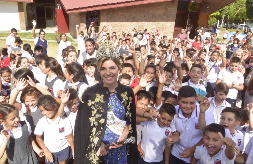 
Los alumnos del colegio Don Bosco junto a la flamante Reina Nacional de la Vendimia. | Diego Parés / Los Andes
   