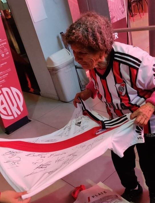 
Foto gentileza | Uno de los regalos que se trajo Dominga, la camiseta de su club, con su nombre en la espalda y la firma de todo el plantel.
   