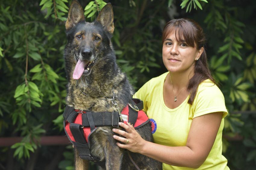 
    Ruca y Ayelén Castro colaboran ad honorem con las investigaciones policiales y su participación es requerida en muchos casos. - Diego Parés / Los Andes
   