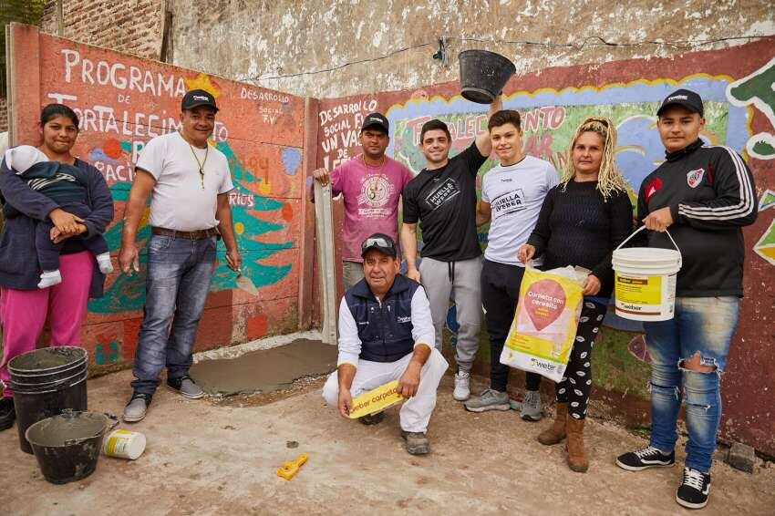 
Presente. El gimnasta estuvo participando en las obras de remodelación del comedor.  | Gentileza
   