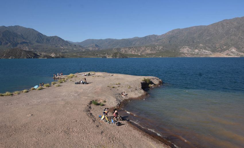 
    Este verano comenzó con un nivel de agua de 45%. - Gustavo Rogé / Los Andes
   