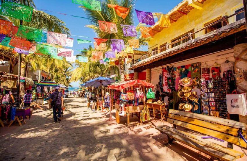 
    En la Riviera Nayarit se conjugan todos los colores del Trópico en artesanías de telas y platería.
   