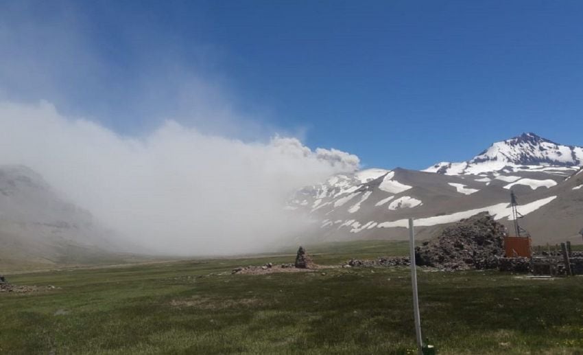 Camino al volcán, ubicado en el límite con Chile.