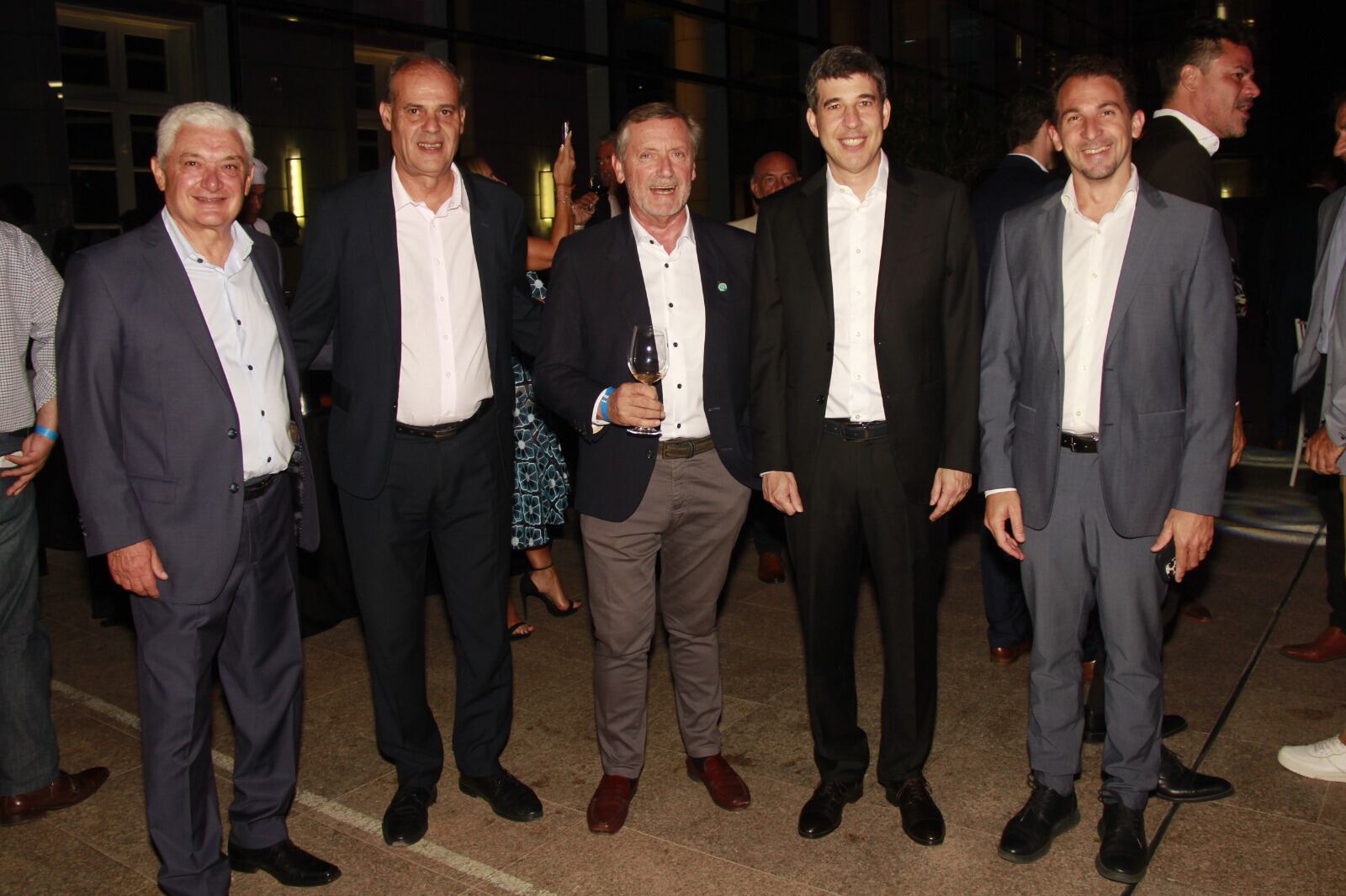 Alfredo Panella presidente de Sancor Seguros, Marcelo Espinosa, gerente de Coninagro, Elbio Laucirica, presidente Coninagro, Alejandro Simón, CEO de Sancor Seguros y Fernando Luciani, Mercado Argentino de Valores. - Foto: Fernando Grosso / Los Andes