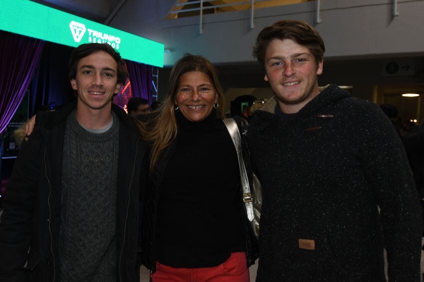 
Gabriela Curri y sus hijos Paco y Julio Dalla Torre.
