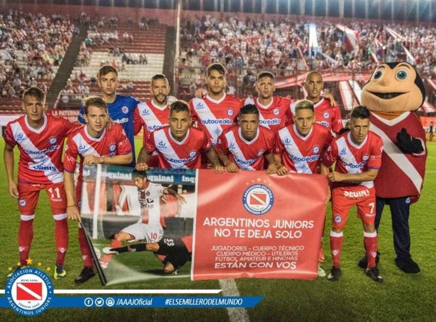 
    El plantel de Argentinos Juniors apoyando al mendocino Cabral. / Gentileza.
   