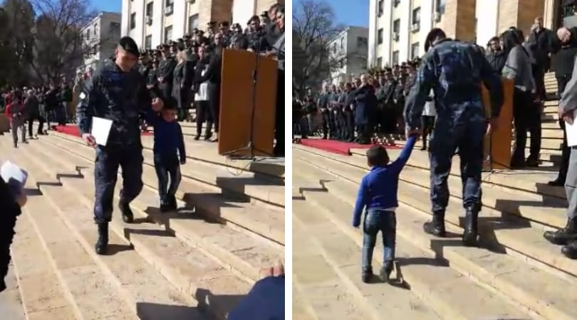 
Juan y Thiago van de la mano a recibir el reconocimiento para el agente penitenciario. | Imagen: Facebook
   