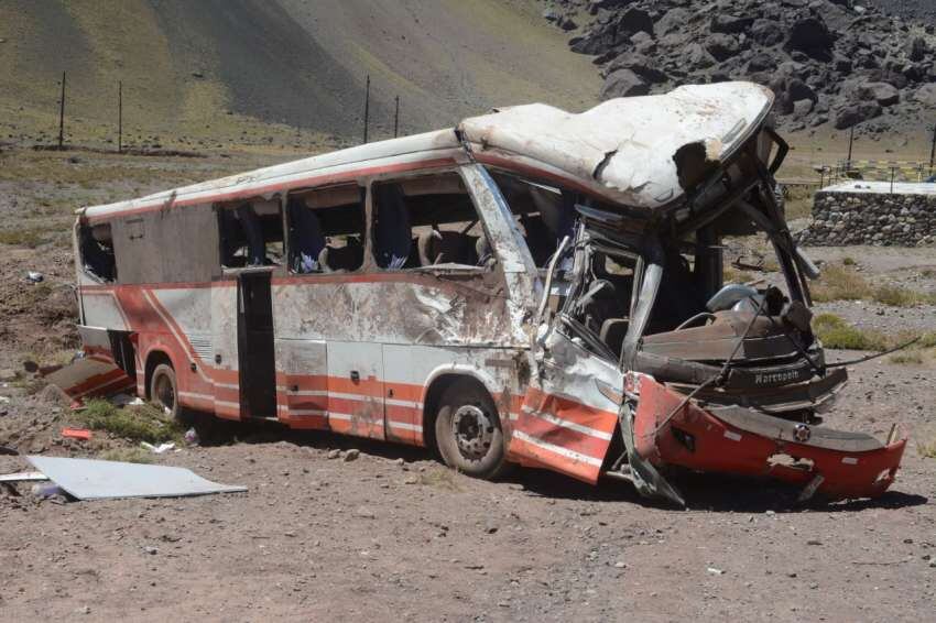 
El colectivo de la empresa Meltur dio varios tumbos. Llevaba 35 pasajeros. | Gustavo Rogé / Los Andes
   