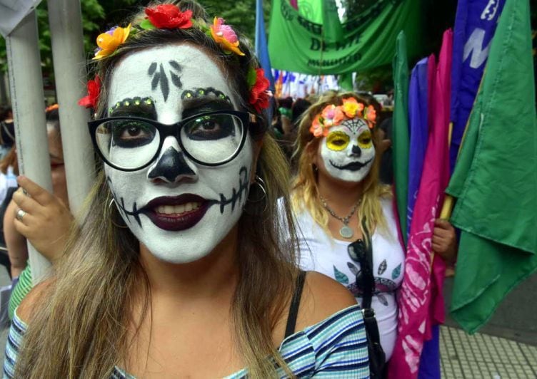 
    Muchas mujeres participaron de la movilización pintadas y portaron banderas con distintos reclamos - Diego Parés / Los Andes
   