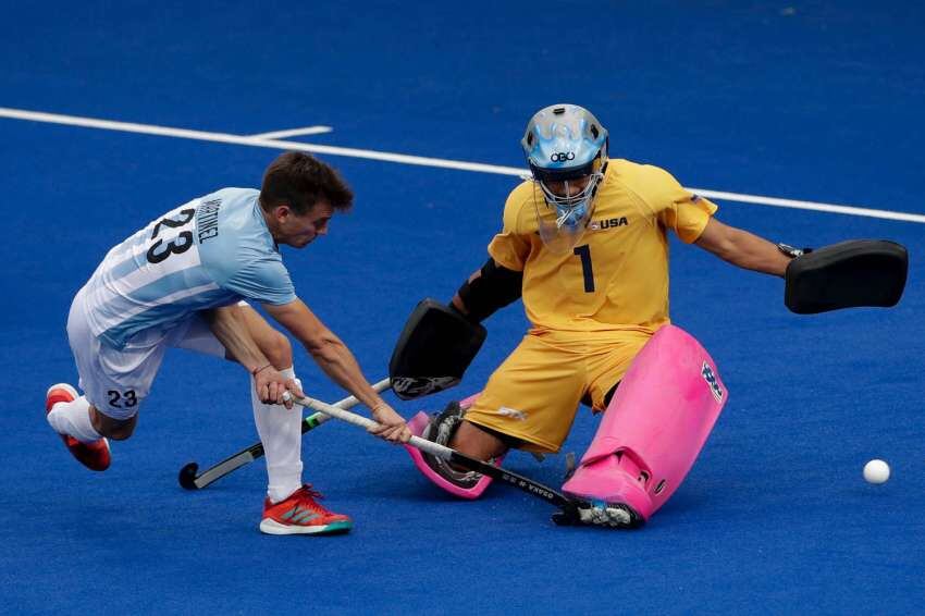 
Foto: AP | Jonathan Klages, portero de los Estados Unidos, no puede evitar que Lucas Martínez de Argentina anote durante la semifinal de hockey sobre césped masculino.
   