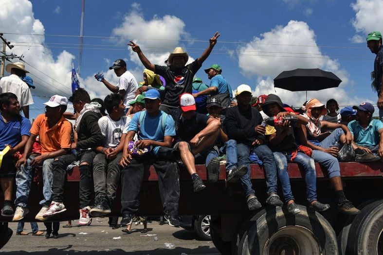 
Migrantes | Migrantes hondureños a bordo de un camión participan en una caravana que se dirige a los Estados Unidos. El presidente Donald Trump lo calificó como una emergencia nacional, alertando a la patrulla fronteriza y al ejército estadounidense. / AFP
   