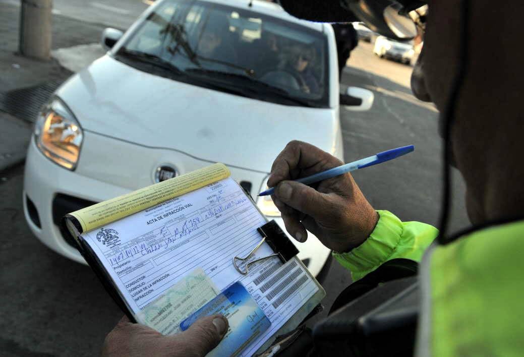 Córdoba: multan a conductores que circulan con las luces autómaticas del auto