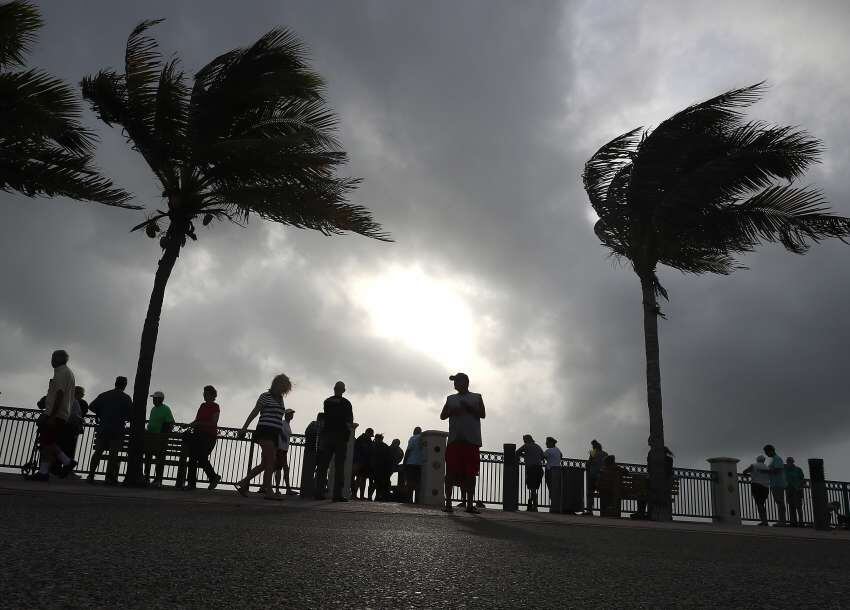 
El NHC dijo que la tormenta pasará "peligrosamente cerca" de la costa de Florida | AFP
   