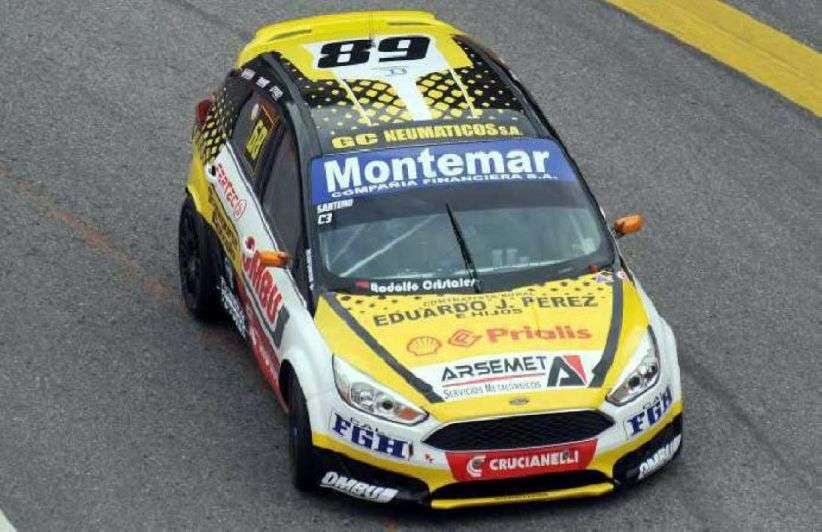 
Julian Santero a bordo de su Ford Focus, | Gentileza
   