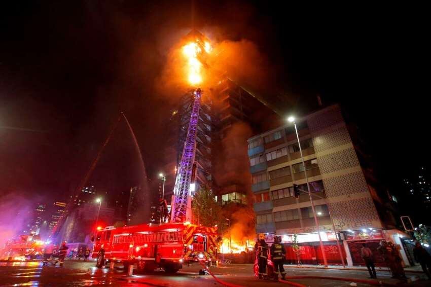 
Torre Enel, en llamas. | AFP
   