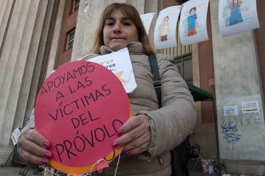 
Primer día. Padres y familiares en el acceso a Tribunales. | Orlando Pelichotti / Los Andes
   